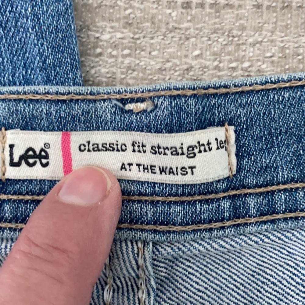 Lee classic fit straight leg at the waist jeans. Size 6P - Picture 6 of 8